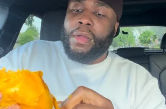 Foreign Influencer  Left Stunned After Trying Pakistani Mangoes, Calls Them the Best He Has Ever Tasted