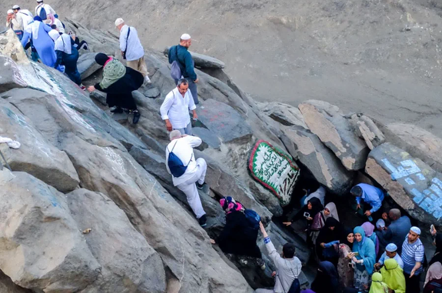 Powerful Sandstorm Hits Jabal al-Nour, Visitors Rush for Safety