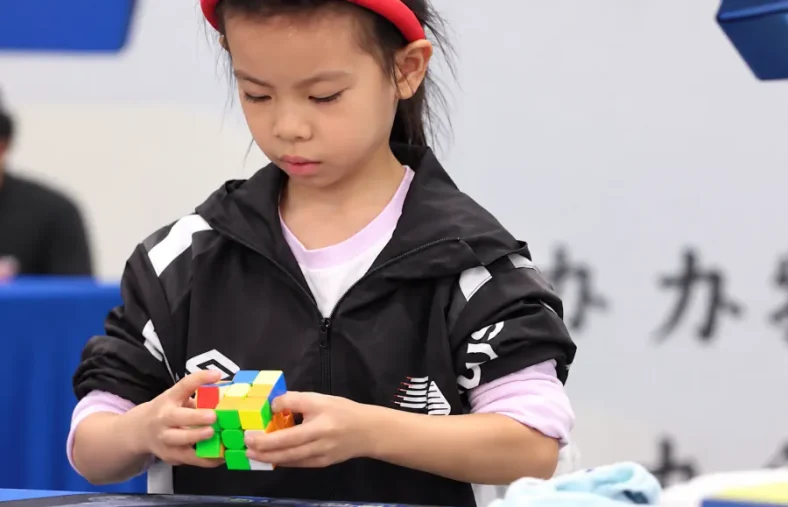 Six-Year-Old Lian Yunzhi Breaks Women’s Rubik’s Cube Record Twice in Three Days