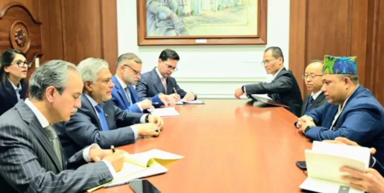 Ishaq Dar, Nepal’s Foreign Minister Discuss Closer Ties in New York