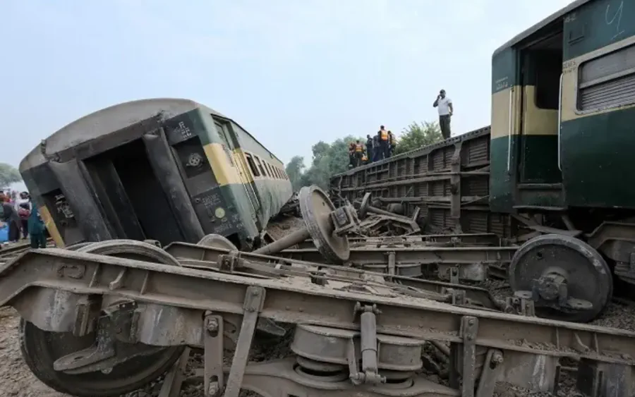 Five deaths reported, 41 injured as Rehman Baba Express derails near Multan
